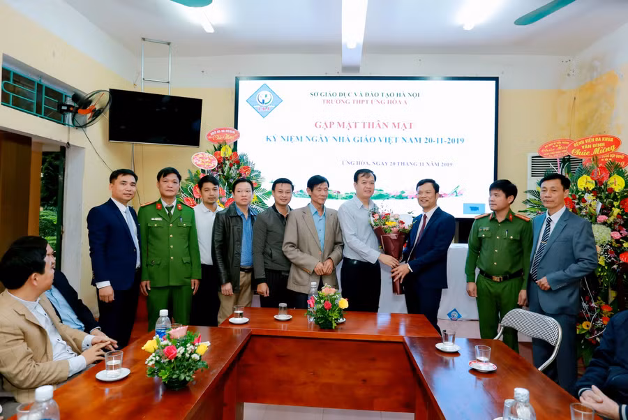 Các cơ quan ban ngành đến chúc 20/11 tại Trường