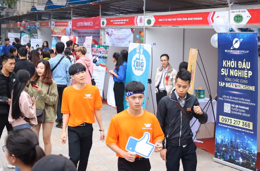 Sự kiện thu hút đông đảo các bạn sinh viên cùng tham gia Sự kiện thu hút đông đảo các bạn sinh viên cùng tham gia