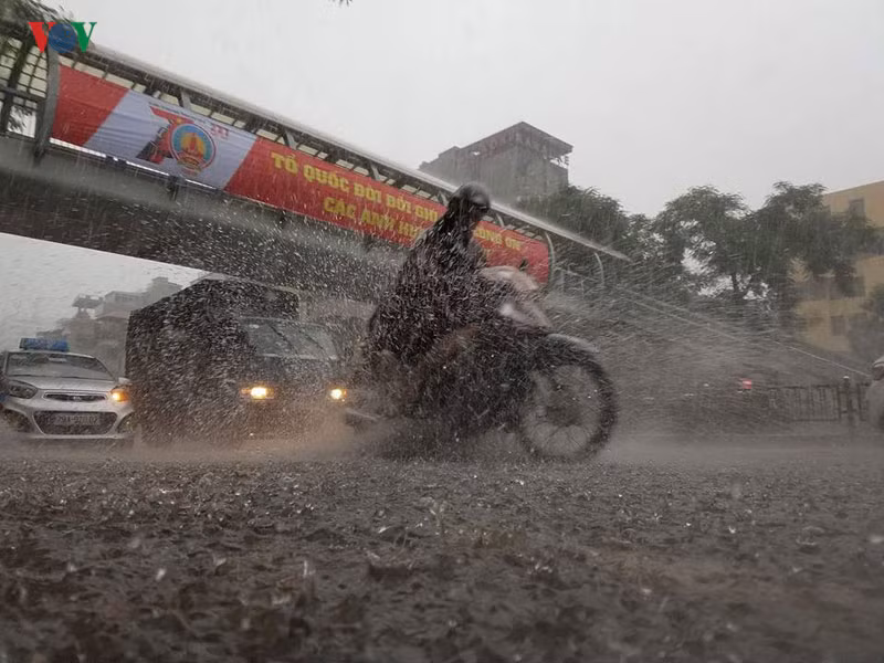 chieu toi nay, ha noi don con mua "vang" sau nhieu ngay "nang chay da" hinh 1