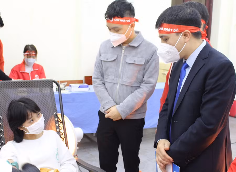TS Nguyễn Quang Đông, Bí thư Đoàn TNCS Hồ Chí Minh; ThS Hà Thế Duy – Chủ tịch Hội sinh viên thăm hỏi và động viên các tình nguyện viên tham gia hiến máu.