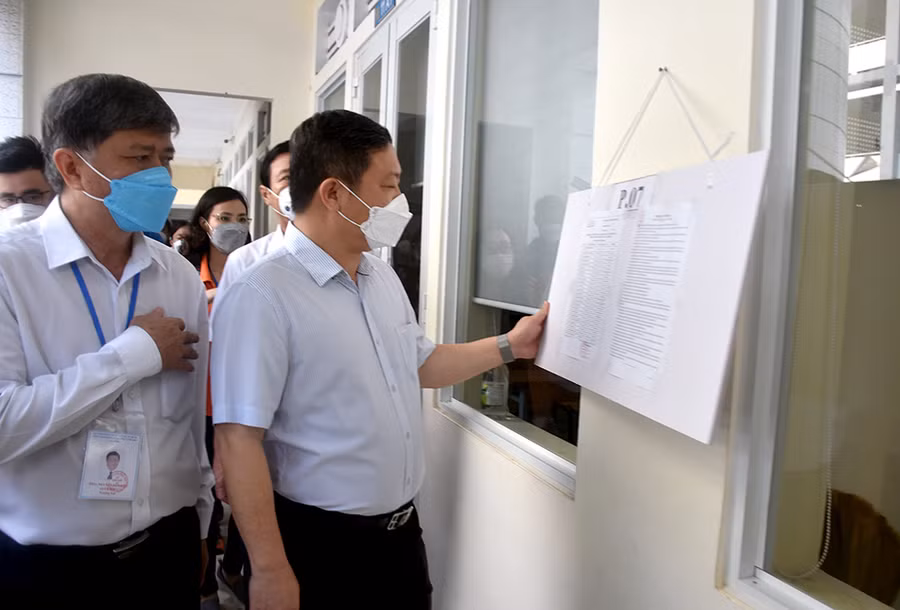 Phó Chủ tịch UBND TPHCM Dương Anh Đức và Giám đốc Sở GD&amp;ĐT Nguyễn Văn Hiếu cùng đoàn công tác kiểm tra tại một điểm thi Trường THPT Bùi Thị Xuân.