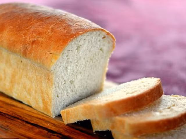  Bánh mì trắng làm từ bột lúa mì tinh luyện chứa nhiều tinh bột nhưng lại ít chất xơ và protein. Ảnh: SHUTTERSTOCK 