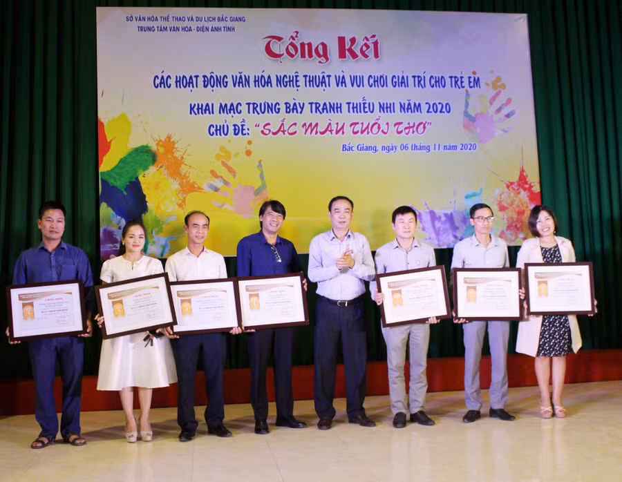 Ông Nguyễn Thái Nghĩa (thứ 3 từ trái sang) đại diện cho PGD&amp;ĐT Yên Dũng nhận giải tập thể