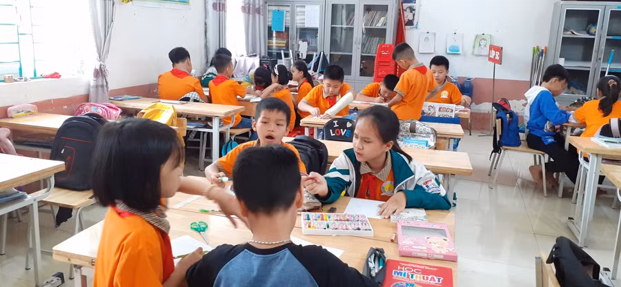 Các em lớp 5 say sưa với tác phẩm của mình