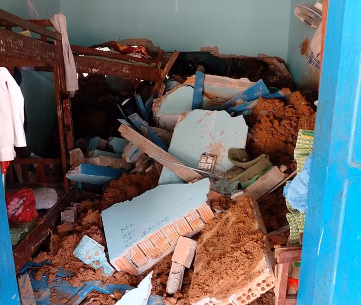 Khu nhà ở của HS Trường Tiểu học và THCS Phước Thành (huyện Phước Sơn) ngập bùn, một số phòng bị sập do sạt lở. Ảnh: TG