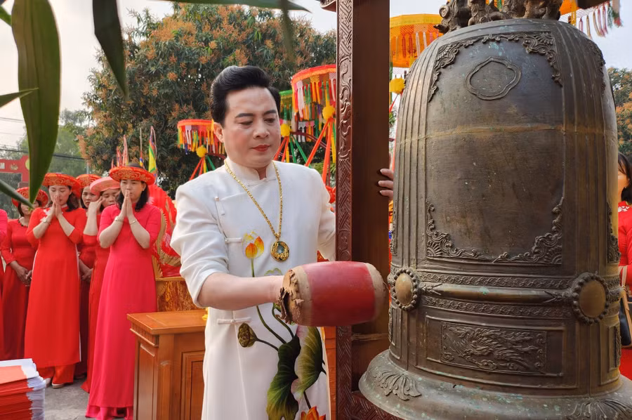 Chủ nhang Vũ Ngọc Chinh sẽ đánh chuông trong quá trình thực hiện nghi lễ. (Ảnh: NT). Chủ nhang Vũ Ngọc Chinh sẽ đánh chuông trong quá trình thực hiện nghi lễ. (Ảnh: NT).