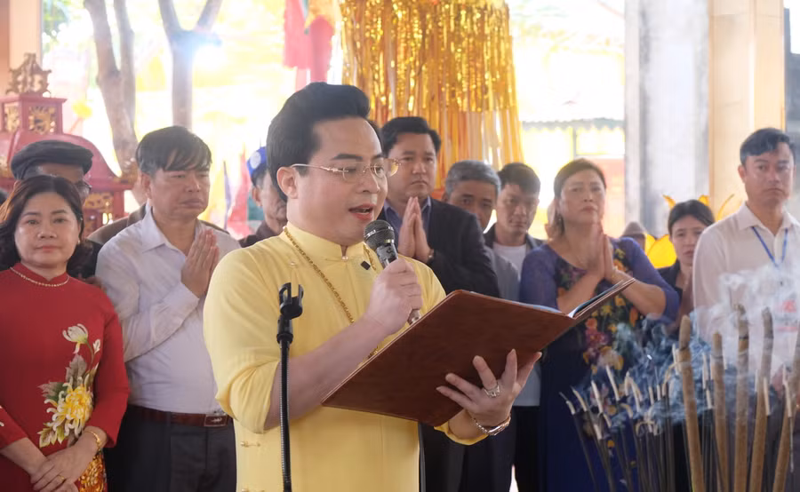 Chủ nhang Vũ Ngọc Chinh đọc bài chúc văn được sửa soạn công phu ca ngợi công đức của Tứ Vị Thánh Nương cùng các vị thánh thần có công hộ Quốc an dân. (Ảnh: NT). Chủ nhang Vũ Ngọc Chinh đọc bài chúc văn được sửa soạn công phu ca ngợi công đức của Tứ Vị Thánh Nương cùng các vị thánh thần có công hộ Quốc an dân. (Ảnh: NT).