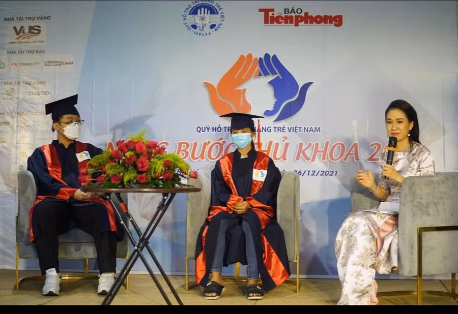 Hai thủ khoa giao lưu cùng độc giả chương trình và khách mời tại hội trường.