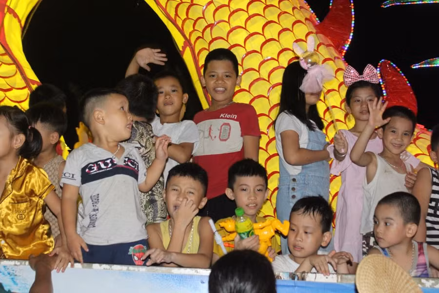 Trẻ em vùng cao hào hứng trong ngày Tết trung thu.