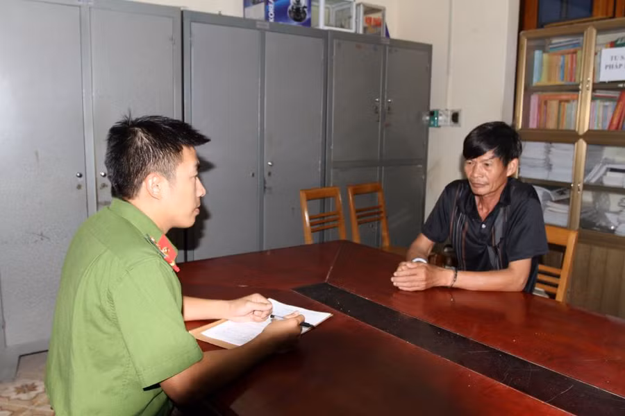 Đối tượng Nguyễn Văn Thành (áo đen) tại cơ quan điều tra