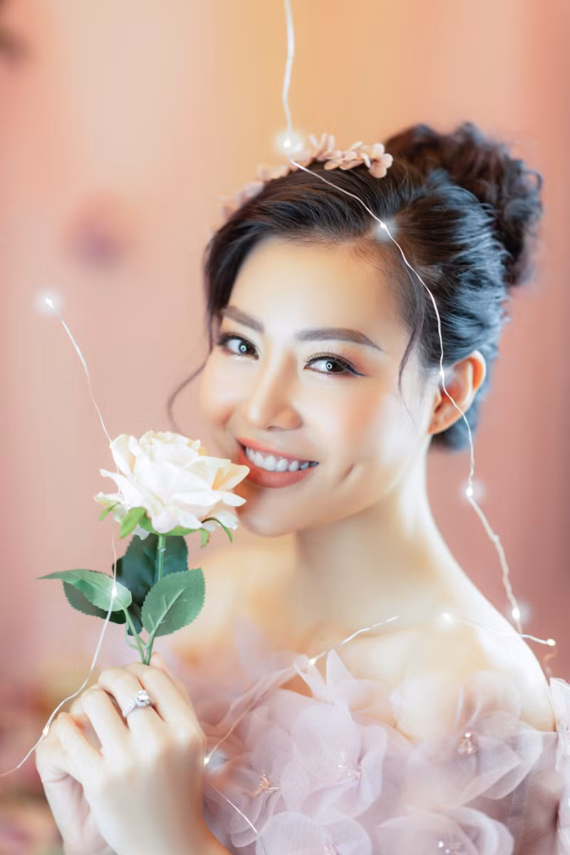 Trong phim "Nàng dâu order" đang phát sóng, Thanh Hương vào vai Linh, đồng nghiệp cùng trường, nảy sinh tình cảm với Trọng Trinh. Trong phim "Nàng dâu order" đang phát sóng, Thanh Hương vào vai Linh, đồng nghiệp cùng trường, nảy sinh tình cảm với Trọng Trinh.