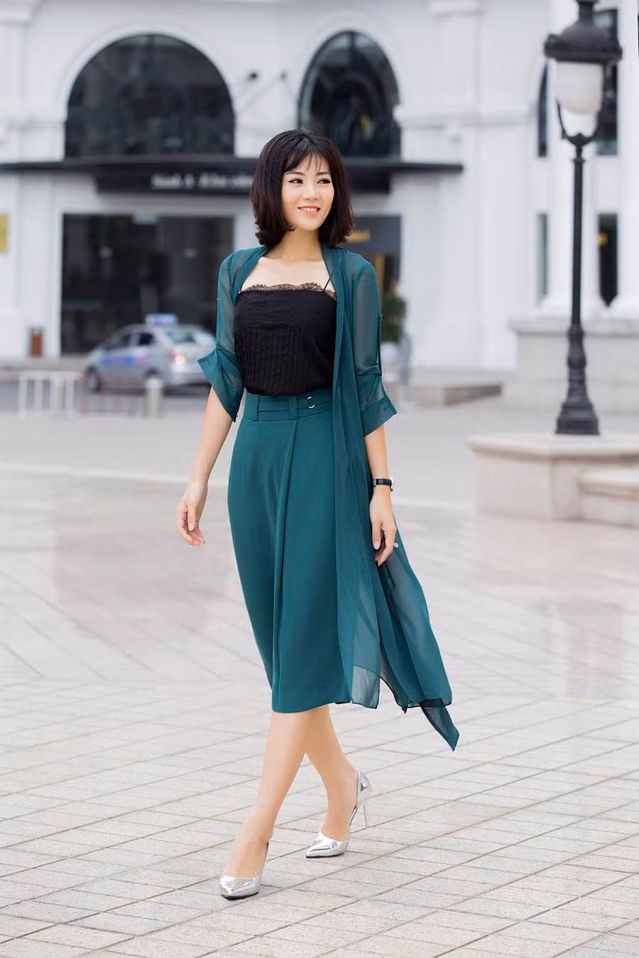 Năm 2006, khi mới 17 tuổi, cô đoạt danh hiệu Á hậu Hải Dương. Người về nhất cuộc thi năm đó là Hoa hậu Nguyễn Thị Hương Giang. Năm 2006, khi mới 17 tuổi, cô đoạt danh hiệu Á hậu Hải Dương. Người về nhất cuộc thi năm đó là Hoa hậu Nguyễn Thị Hương Giang.