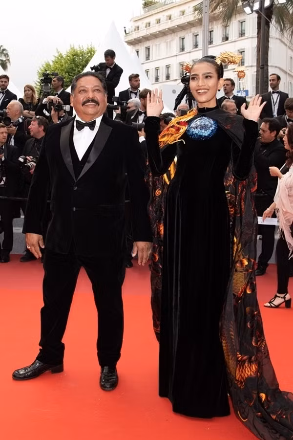 Trương Thị May và nhà sản xuất phim Ấn Độ Raja Ramani, người mời cô đến Liên hoan phim Cannes 2019.