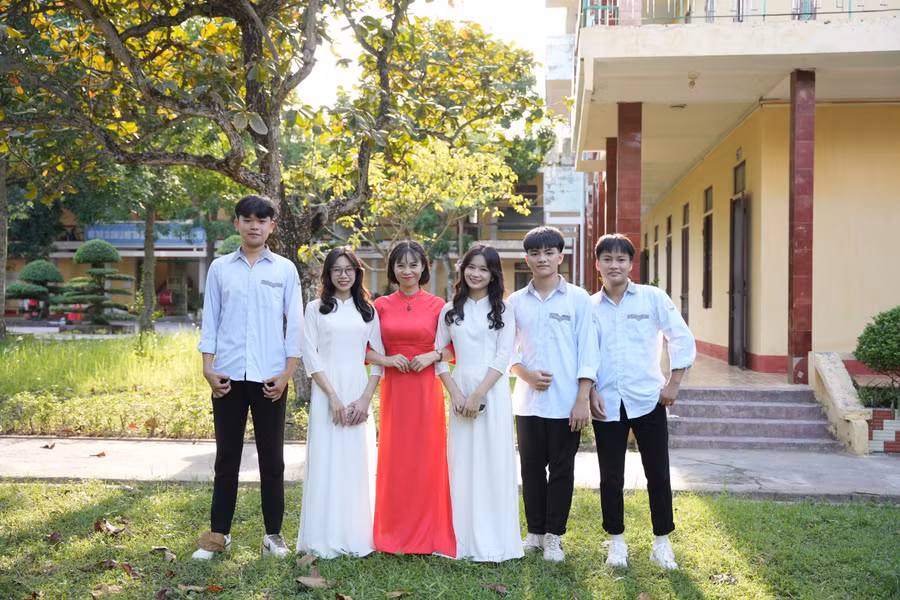 Cô trò nhà trường luôn nỗ lực cố gắng trong giảng dạy, học tập để đưa chất lượng giáo dục nhà trường lên cao.
