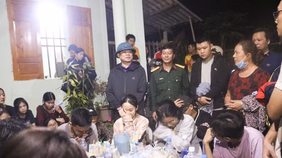 27 học sinh đã được hỗ trợ trở về an toàn sau chuyến dã ngoại đầy sóng gió tại núi Khau Mồ, phường Huyền Tụng, TP.Bắc Kạn.