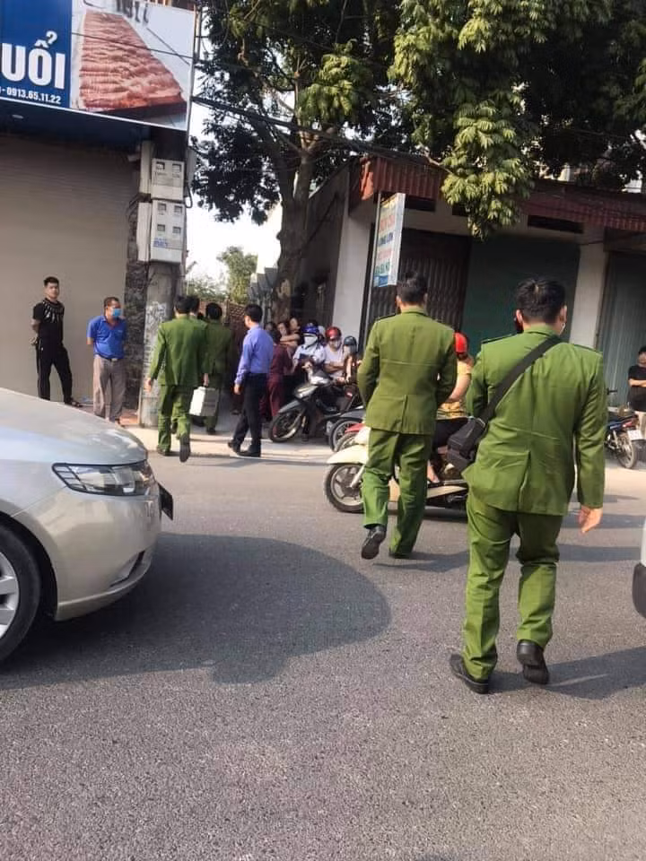 Cơ quan chức năng phong toả hiện trường phục vụ điều tra vụ nữ sinh lớp 10 tử vong tại nhà bạn.