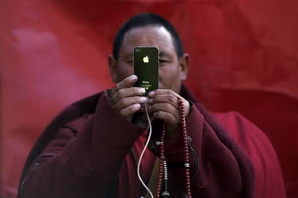 Bất ngờ trước sự tham gia đông đảo của nhiều người, một vị sư đã lấy điện thoại ra để lưu lại những khoảnh khắc này.