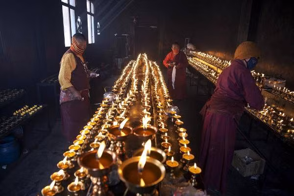 Bên trong khu nghỉ ngơi dành cho dân chúng, các ni cô cũng thay nhau thắp sáng những ngon nến làm từ... bơ.