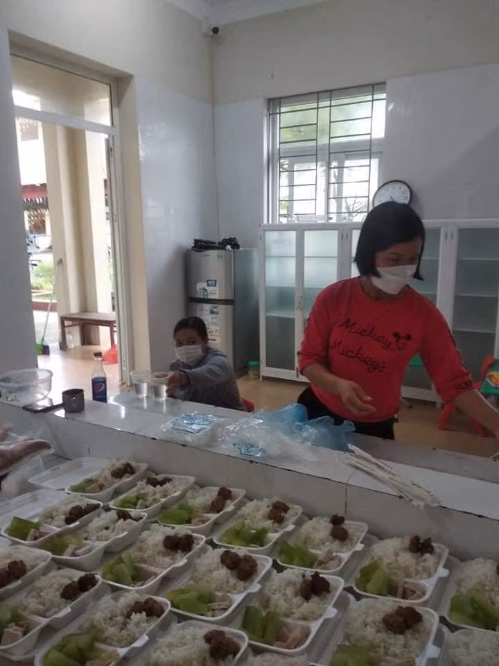 ... và làm những xuất ăn hỗ trợ các lực lượng và người dân đang bị cách ly.