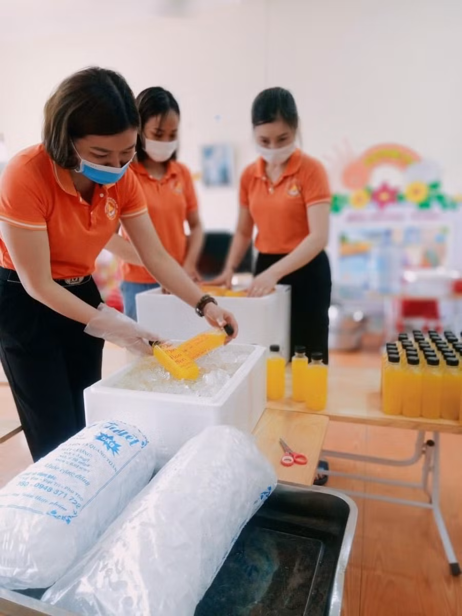 Giáo viên chuẩn bị nước uống cho lực lượng tham gia phòng chống Covid-19 và người dân.