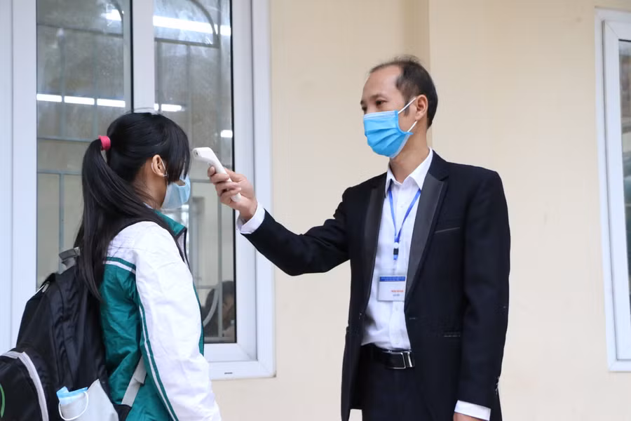 Tại cửa lớp sẽ có thầy cô đo thân nhiệt cho các em trước khi vào lớp.