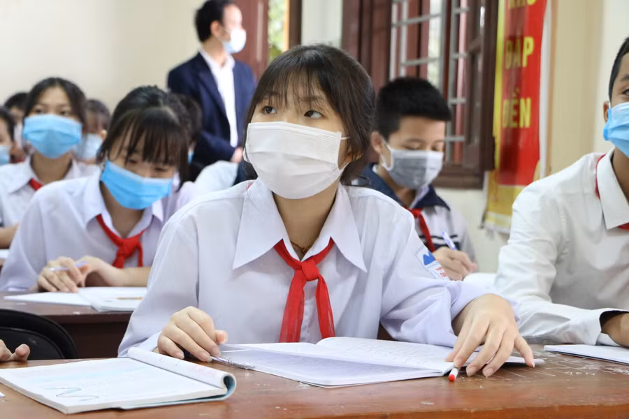 Giáo viên sẽ củng cố lại kiến thức đã học online của học sinh trong những ngày đầu học trực tiếp.