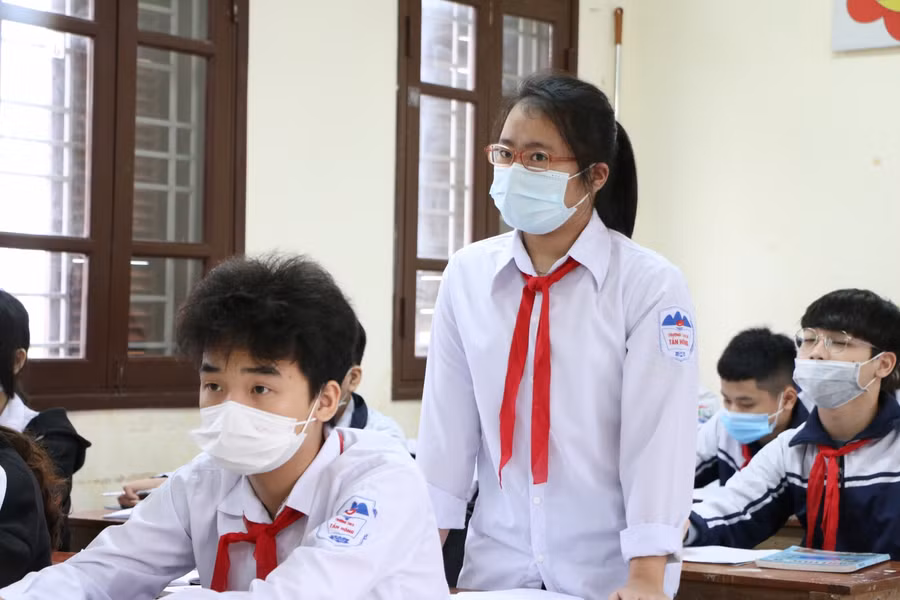 Học sinh được yêu cầu đeo khẩu trang trong quá trình học tại lớp.