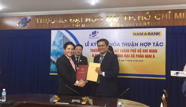PGS-TS Nguyễn Minh Hà- Phó hiệu trưởng Trường ĐH Mở TPHCM (bên phải) ký kết hợp tác với đại diện Ngân hàng Nam Á