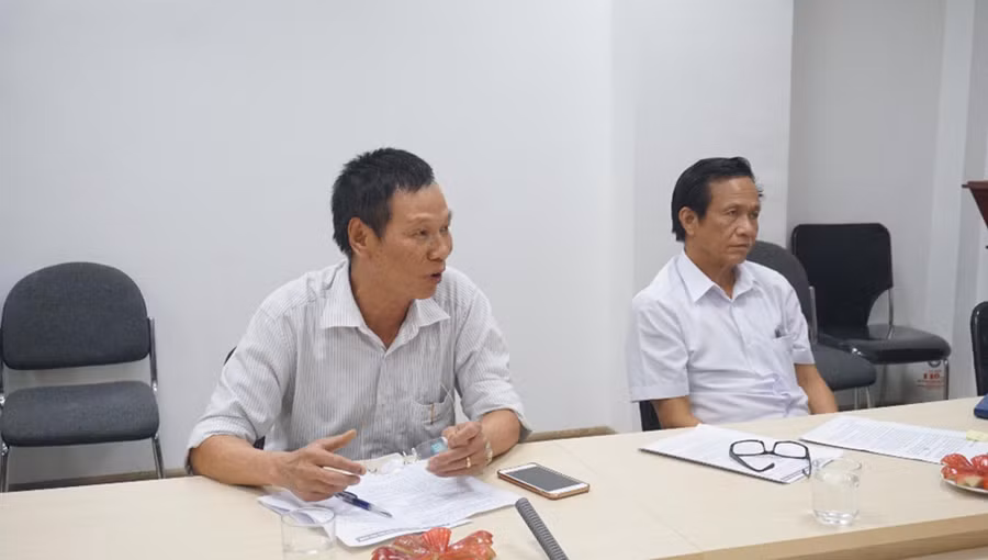 Thầy Đặng Văn Lý (bên trái) và Luật sư Nguyễn Kiến Thiết (bên phải) tại tọa đàm “Quyền tự chủ tuyển sinh của các trường tư thục khi triển khai Luật Giáo dục sửa đổi 2019”