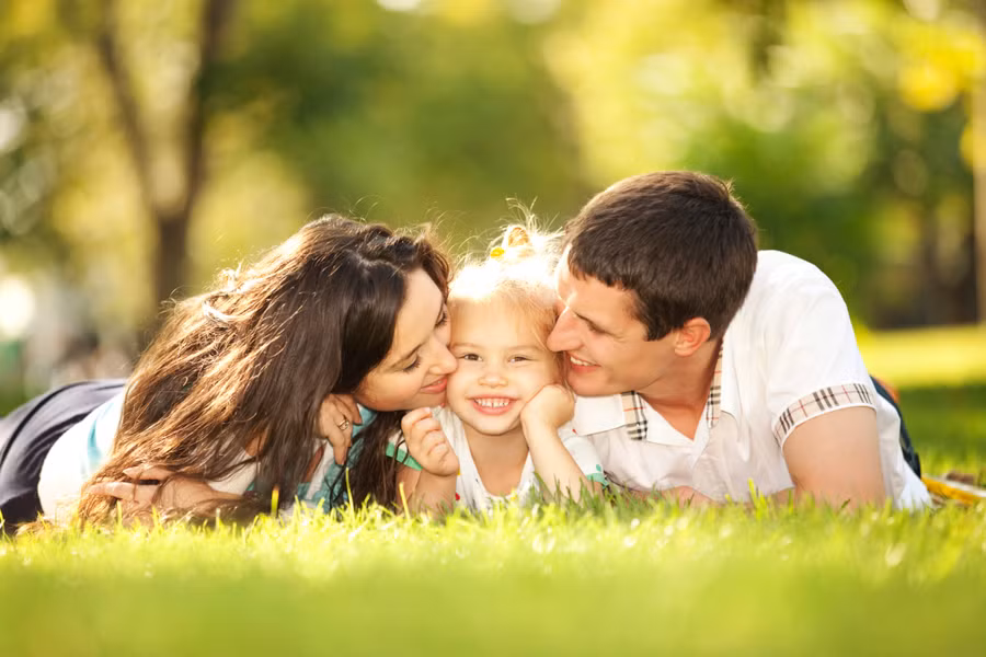 Nụ cười, ánh mắt, tiếng cười của một đứa trẻ - mọi thứ đều thể hiện rõ ràng tình yêu thương. (Ảnh: ITN).