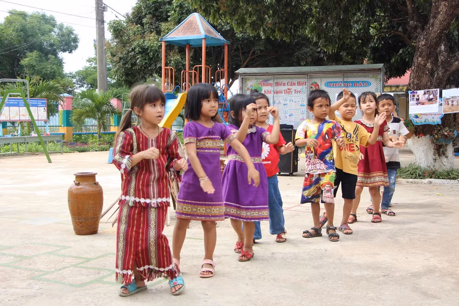 Một hoạt động ngoài trời vận dụng văn hoá địa phương tại một trường mầm non ở tỉnh Kon Tum
