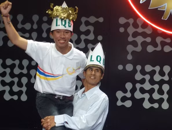 Thầy Nguyễn Đức Thạch cùng học trò Hồng Chiến.