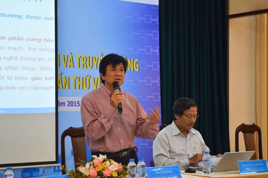 Ông Lê Thái Hỷ trình bày những điểm chính của giải thưởng tại buổi họp báo