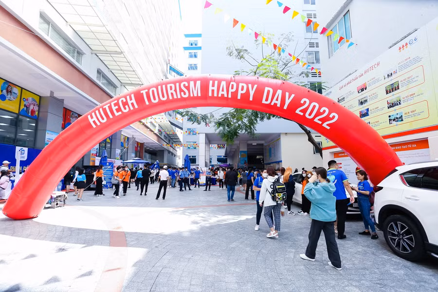 "HUTECH Tourism Happy Day 2022" thu hút rất đông sinh viên.