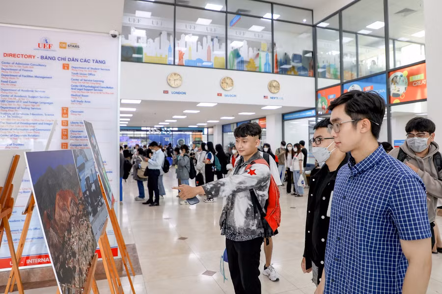 Sinh viên UEF xem và tìm hiểu văn hóa các nước Mỹ Latinh qua tranh ảnh.