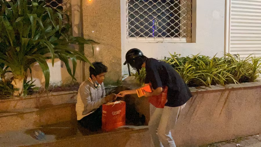 Tiểu Vy, Thúy Vi chạy xe máy xuyên đêm trao quà cho những mảnh đời cơ nhỡ ảnh 2