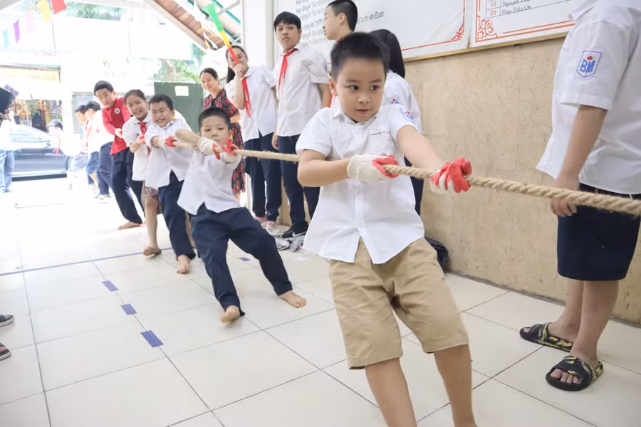 Trẻ tham gia trò chơi Kéo co cùng các bạn.