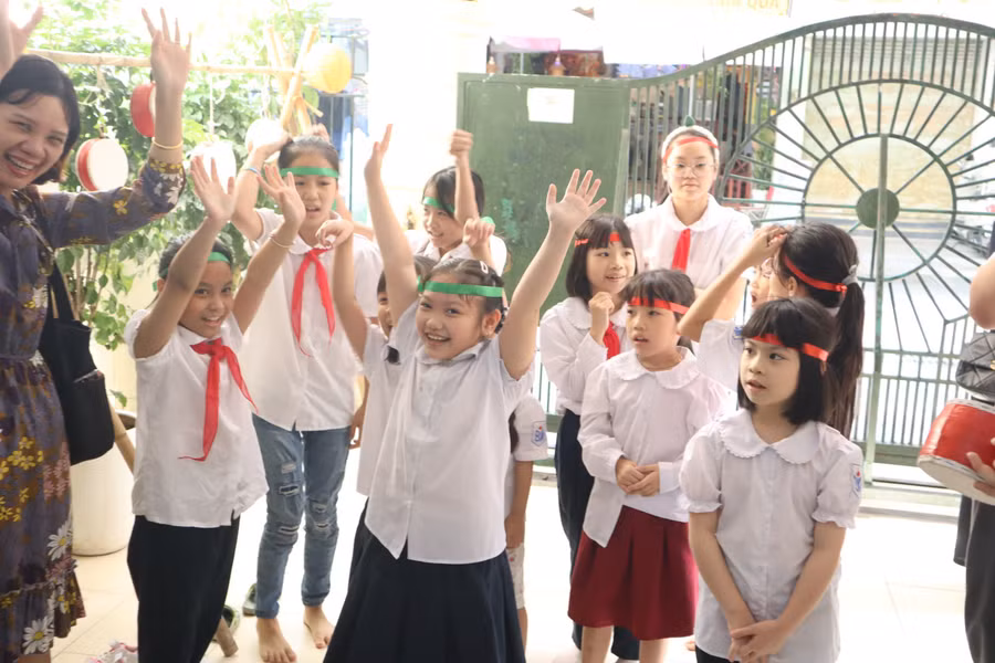 Nụ cười chiến thắng của các vận động viên nhí.