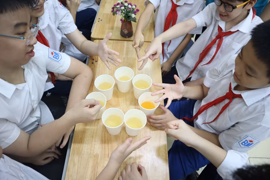 Học sinh hào hứng với các trò chơi tại ngày hội.