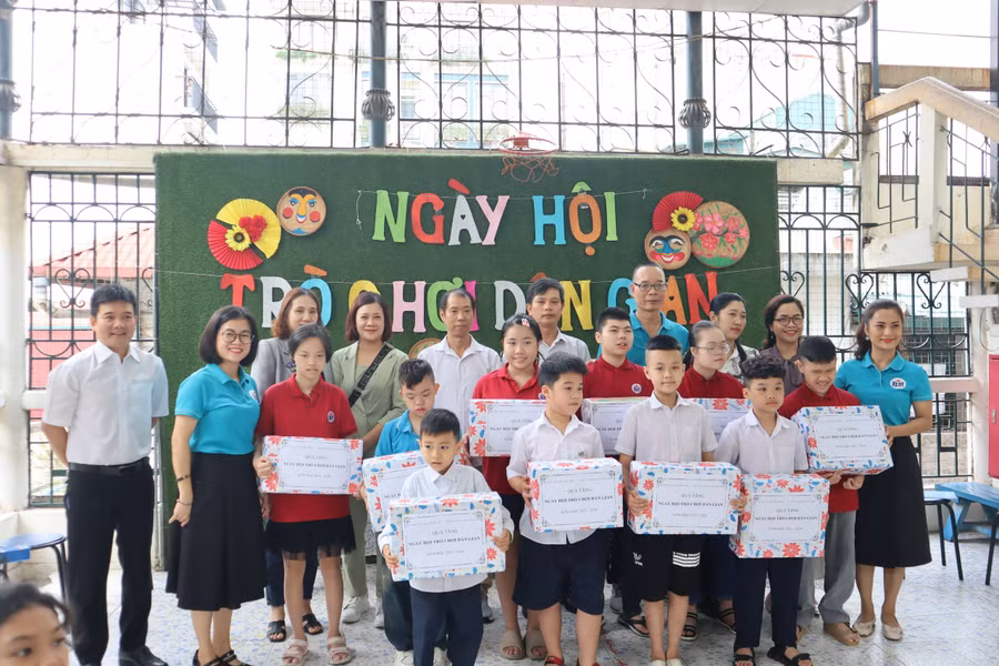 Các em học sinh được trao tặng những phần thưởng sau ngày hội.