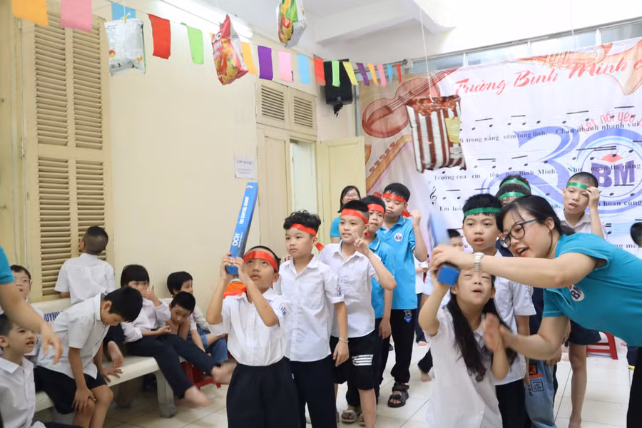 Tham gia các trò chơi dân gian cũng giúp các em tăng tính tự tin, tinh thần đoàn kết và sức khỏe thể chất.