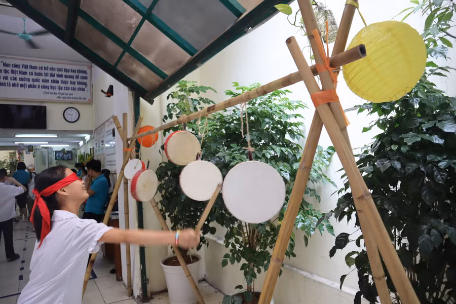 Bịt mắt đánh trống là trò chơi đòi hỏi khả năng nghe và phán đoán của học sinh.