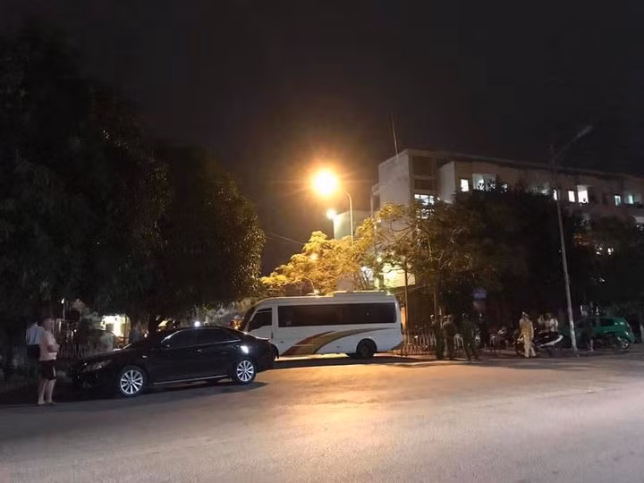 Các đối tượng được đưa về trụ sở công an để điều tra, xử lý.