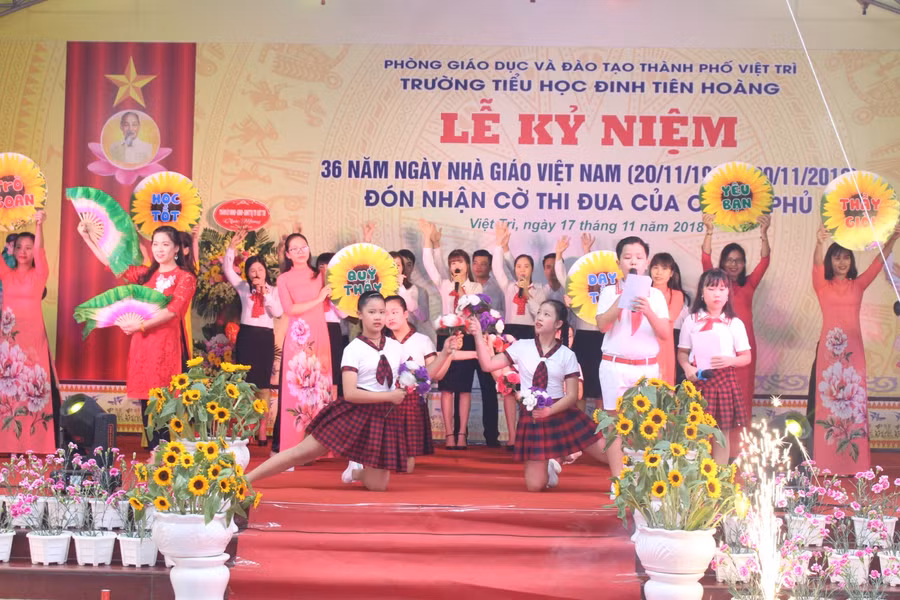 Tiết mục văn nghệ của thầy cô và học sinh chào mừng buổi lễ Tiết mục văn nghệ của thầy cô và học sinh chào mừng buổi lễ