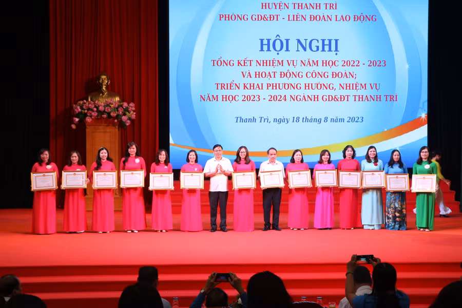 14 đơn vị trường được Chủ tịch UBND TP Hà Nội ký tặng danh hiệu "Tập thể lao động xuất sắc" năm học 2022-2023.