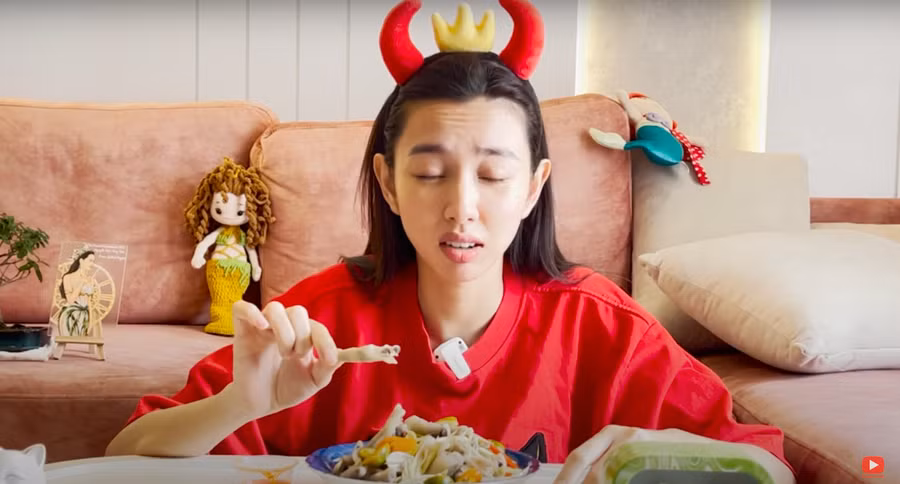Thùy Tiên bối rối trong lần đầu ăn chân gà. Thùy Tiên bối rối trong lần đầu ăn chân gà.
