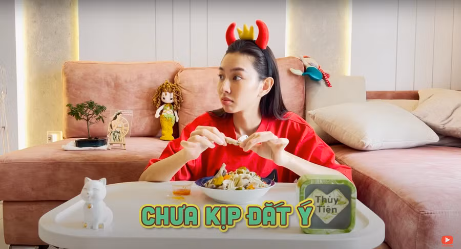 Thùy Tiên thử ăn chân gà sả tắc. Thùy Tiên thử ăn chân gà sả tắc.