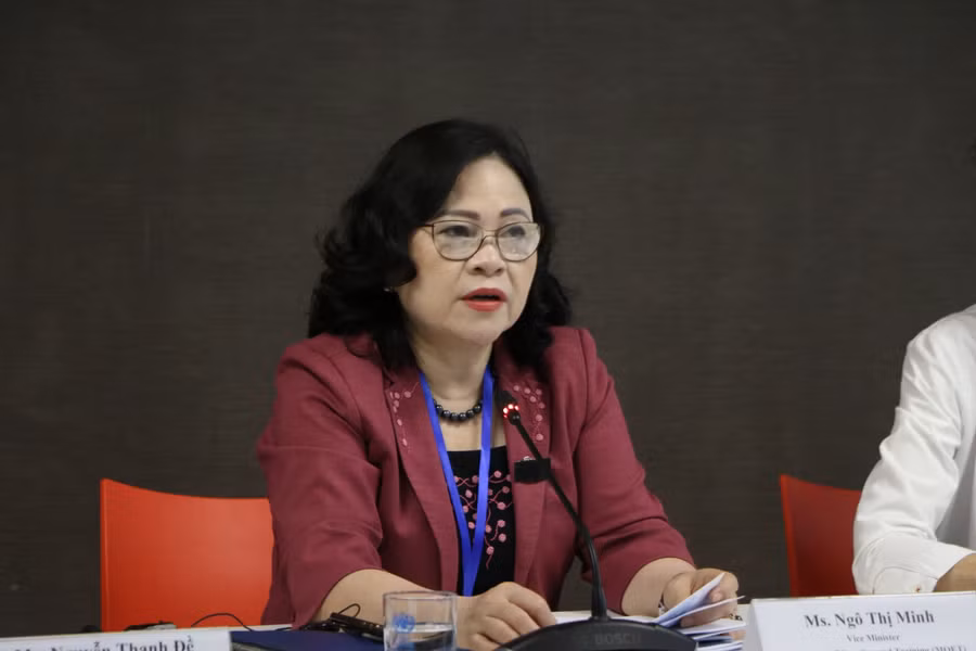 Thứ trưởng Ngô Thị Minh đánh giá cao những góp ý, đề xuất của các diễn giả về các giải pháp để nâng cao sức khỏe tâm thần cho học sinh tuổi vị thành niên.