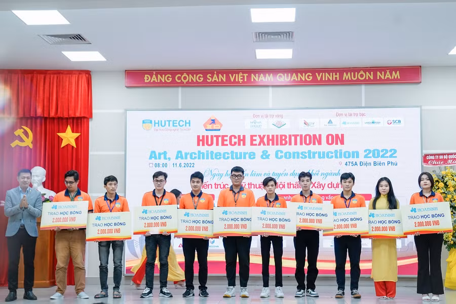 Trao học bổng cho sinh viên