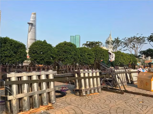 Trận địa 2.700 quả pháo hoa chờ khai hoả đón giao thừa ở Sài Gòn - Ảnh 13.
